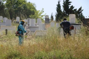 Mezarlıklarda ve camilerde bayram temizliği
