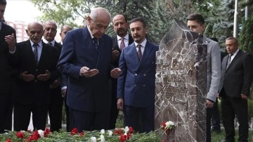 MHP Genel Başkanı Bahçeli, Alparslan Türkeş'in kabrini ziyaret etti