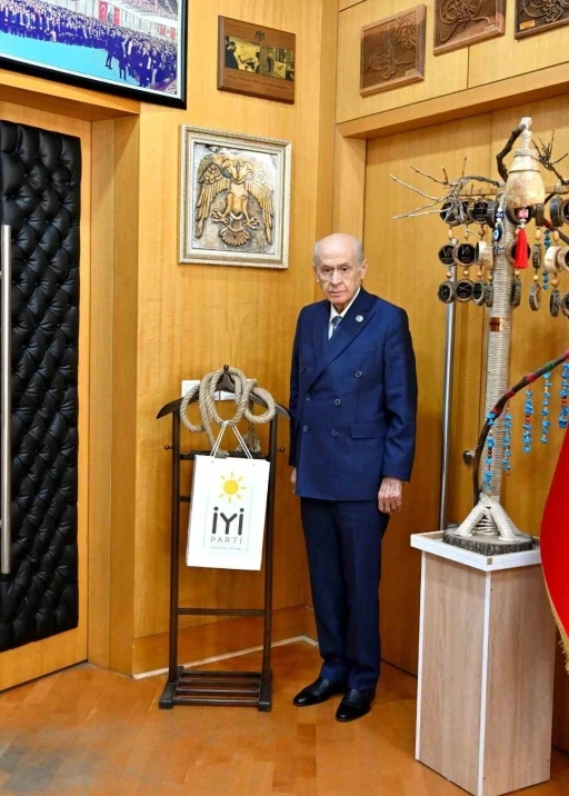 MHP Lideri Bahçeli, Dervişoğlu’nun kürsüden fırlattığı ipi odasına astı
