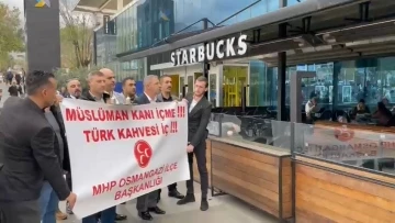 Bursa'da MHP’liler Starbucks’taki gençleri Türk kahvesi içmeye davet etti