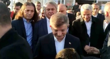 Millet Cami’nde bayram namazını kılan Davutoğlu’na depremzede tepkisi
