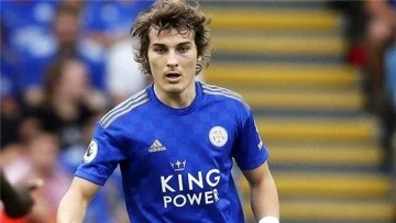 Milli futbolcu Çağlar Söyüncü, Leicester’da Türkiye için yardım topladığı görüntüler