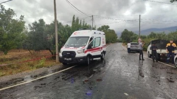 Bursa'da minibüs beklerken otomobil çarpan yaya öldü, sürücü kaçtı