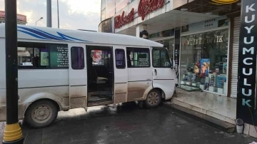 Minibüs ile kamyonet çarpıştı: 3 yaralı
