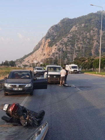 Minibüsle çarpışan motosiklet sürücüsü genç hayatını kaybetti
