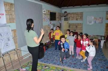 Minik depremzedeler korku dolu günleri aşmaya çalışıyor
