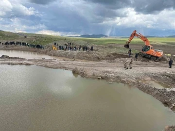 Minik Enes, ineğini kurtarmaya çalışırken gölette boğuldu
