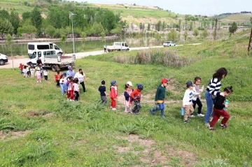 Minik öğrenciler depremde hayatını kaybedenlerin anısına fidan dikti
