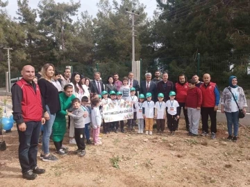 Minik öğrenciler depremde yaşamını yitiren sporcular adına narenciye fidanı ekti
