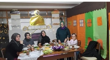 Minikler tekne oruçlarını açmak için iftarda buluştu
