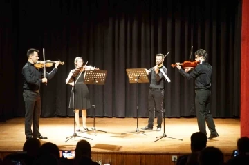 Moni Keman Dörtlüsü verdiği konserle kulakların pasını sildi
