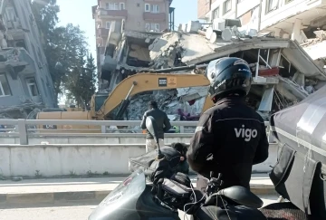 Moto kuryeler depremzedeler için gönüllü olarak hizmet veriyor
