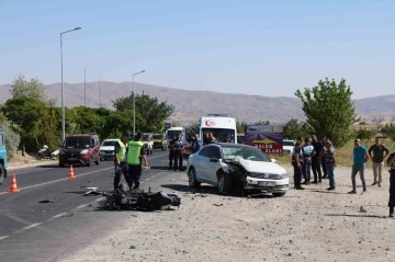 Motosiklet ile otomobil çarpıştı: 1 ölü
