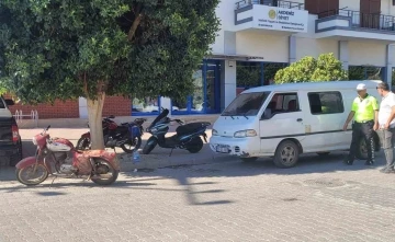 Motosiklet, minibüsün açılan kapısına çarptı: 2 yaralı
