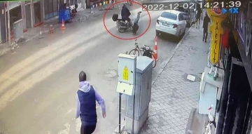 Motosiklet yaşlı adama çarptı, o anlar kameraya yansıdı
