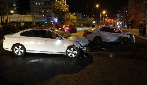 Motosikletle çarpışan otomobil karşı şeride geçip araca çarptı: 4  yaralı
