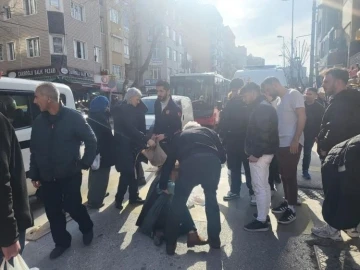 Motosikletle yaya geçidindeki yayalara çarptı, 2 kişi yaralandı
