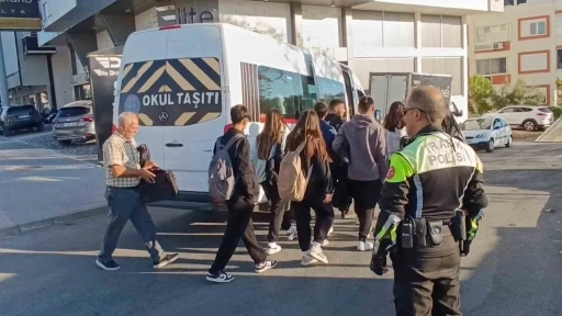 Muayenesi geçen servis bağlandı, öğrenciler başka servisle yollarına devam etti
