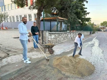 Müdür ve aile birliği başkanı okulları için amelelik yaptı
