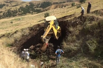 Muş’ta dereye düşen inek iş makinesiyle kurtarıldı
