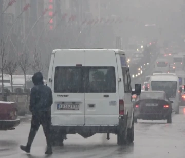 Kar yağışı etkili oldu, kent beyaza büründü