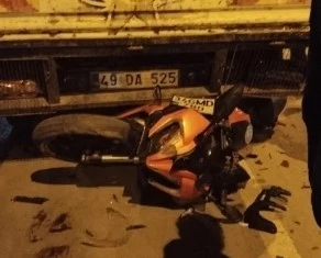 Otomobilin çarptığı motosiklet kamyonetin altına girdi