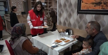 Muş’ta Tük Kızılay’ı depremzedeler için iftar programı düzenledi