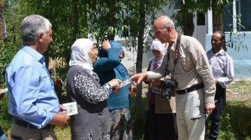 Muşlu fotoğrafçı 38 yıl önce çektiği fotoğrafları sahiplerine ulaştırdı