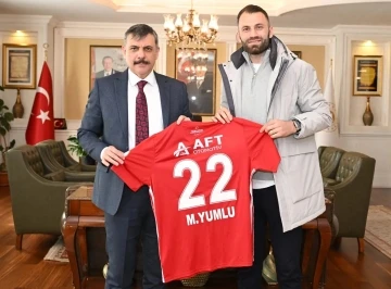 Mustafa Yumlu’dan Vali Çiftçi’ye forma
