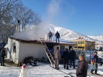 Müstakil evin çatı kısmı yandı
