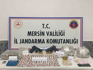 Mutfak dolaplarından uyuşturucu ve silahlar çıktı: 1 gözaltı
