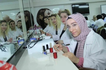 Nail art ve protez tırnak, kadınların gelir kapısı oldu
