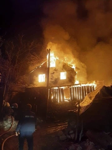 Nallıhan’da çıkan yangında 3 ev küle döndü
