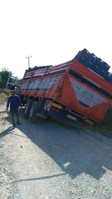 Narenciye yüklü kamyon yoldaki çukura düştü
