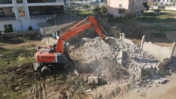 Nazilli Belediyesi, yeni açılacak yollar için engelleri kaldırıyor