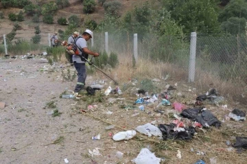 Nazilli’de doğaya bırakılan 3 kamyon çöpü topladılar
