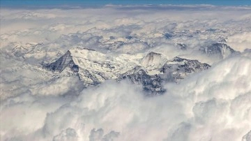 Nepalli dağcı 27. kez Everest'e tırmanarak zirve rekorunu egale etti