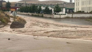 Nevşehir’de sağanak yağış sele neden oldu
