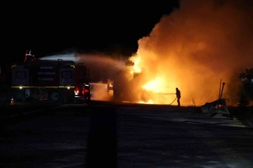 Nevşehir’de seyir halindeki tır alev alev yandı
