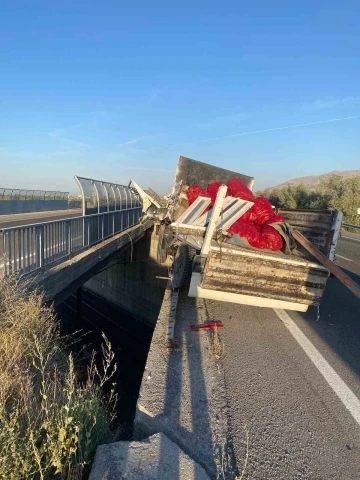 Niğde’de kamyonet bariyerlere çarptı: 1 yaralı
