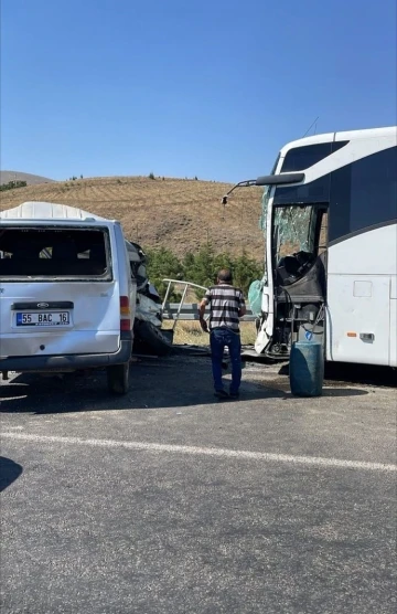 Niğde’de yolcu otobüsü minibüsle çarpıştı: 1 ölü, 7 yaralı
