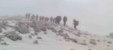 Nöroloji uzmanları, dondurucu soğuğa rağmen zirve tırmanışını tamamladı
