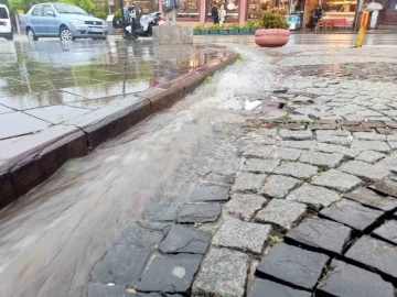 Odunpazarı sokakları sular içinde kaldı