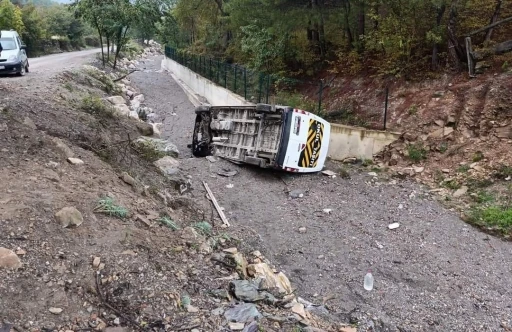 Öğrenci servisi devrildi: 9 yaralı