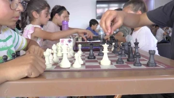 Öğrenciler sanal ortamdan uzaklaştı satrançta yarıştı
