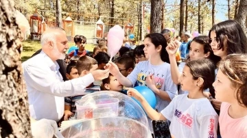 Öğrencilere pamuk şeker sürprizi
