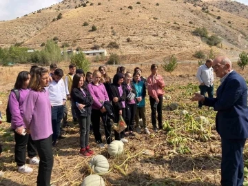 Öğrencilere tarlada ata tohumun ve organik tarımın önemi anlatıldı
