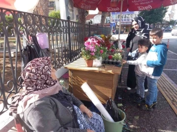 Öğretmenler Günü Ayşe teyzenin yüzünü güldürdü
