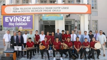 Okulun ilk haftasında öğrenciler mezunlarla buluştu
