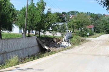 Okulun istinat duvarı sel sularına dayanamadı
